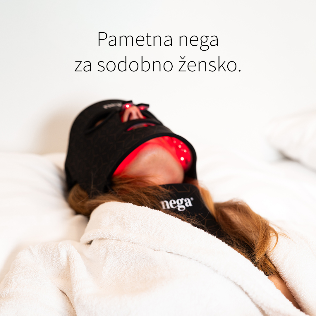 Kobieta używa maski LED LuxGlow w łóżku